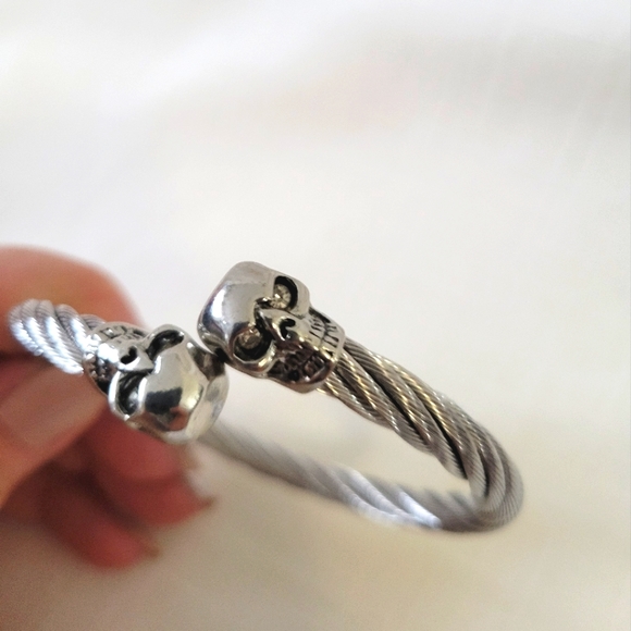 NEW Double Skull Rhinestone Eye Twisted Silver Cable Open Cuff Bracelet - Picture 11 of 12